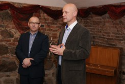 Jerzy Borowczak (od lewej) przyjechał do Chojnic na zaproszenie szefa powiatowego koła PO Leszka  Redzimskiego.