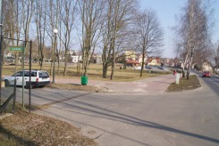 Ciąg pieszo-rowerowy kończy się przy ul. Nowotki. 