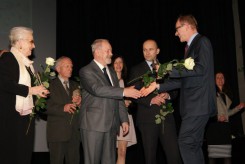Laureaci kategorii osobowość roku. Od lewej Aleksandra Lubińska, Kazimierz Ostrowski, któremu gratuluje Mirosław Janowski i syn Włodzimierza Ostoi-Lniskiego, Sebastian.