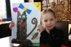 6-letnia Nina Szulc dostała książkę za pierwsze miejsce, a dla wręczającego nagrody burmistrza także miała przygotowaną laurkę.