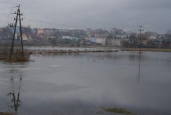 W styczniu 2011 roku pola od ul. Brzozowej, po Sobierajczyka i działki ogródkowe były zalane. W tym miejscu mają się znaleźć zbiorniki retencyjne.