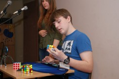 Tomasz Piechowsk﻿i﻿ układał na czas trzy kostki Rubika.