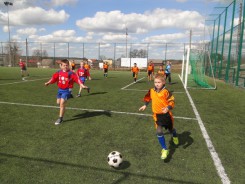 Turnieje piłki nożnej dla najmłodszych rozgrywane są kilka razy w roku.