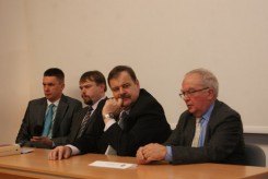 Drugi od prawej starosta Stanisław Skaja wśród autorów I tomu profesorów: Włodzimierza Jastrzębskiego, Michała Polaka i Jacka Knopka. 