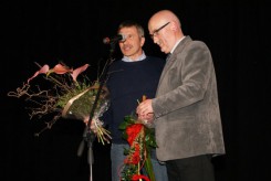 Tomasz Biesek (od lewej) z bukietem dla Bogdana Kuffla. Wstążkę zastąpiła taśma filmowa. 