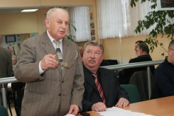 Od lewej: Marian Matuszak prowadzący spotkanie i przewodniczący Leszek Pepliński. 