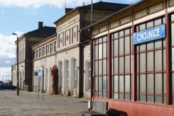 By dworzec w Chojnicach był węzłem przesiadkowym trzeba zlokalizować parkingi dla aut i rowerów.