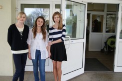 Gości przed wejściem Gimnazjum nr 1 witały uczennice klasy I b. Od lewej: Marta Orzłowska, Weronika Krauze i Magdalena Skajewska.