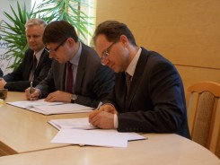 Umowę podpisują Andrzej Dobrzycki z firmy Skanska i wójt Zbigniew Szczepański.