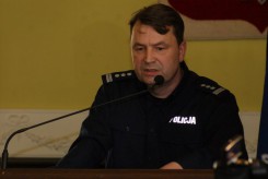 Na pytania radnych odpowiadał m.in. komendant policji Krzysztof Pestka.