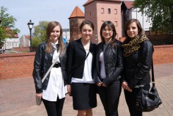Od lewej maturzystki z ekonomika: Malwina Leszczyńska, Karolina Piszczek, Mariola Chrapkiewicz i Agnieszka Glazer.