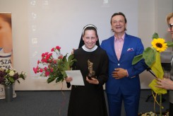 Siostra Mateusza odbiera gratulacje od dyrektora Leszka Bonny.