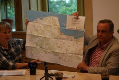 Mapę z rekomendowanymi punktami prezentuje dyrektor Beata Burda i wicewójt Piotr Stanke.