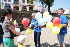 Baloniki dla dzieci rozdaje przewodnicząca PChS Violetta Kasprzak z mężem Maciejem. 