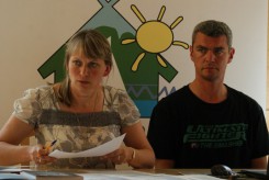 Urzędnicy z gminy Beata Burda i Daniel Michalak wskazywali lokalizacje proponowane przez UM.
