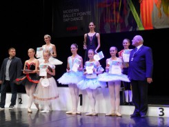 Julia Polakowska (I m.) i Monika Guentzel (III m) na podium solo ballet. 