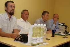 Na wczorajszą konferencję członkowie PChS-u przygotowali tzw. 'półlitrówki Finsterówki' zawierające wodę z parku Tysiąclecia.