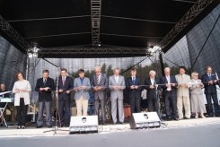 Samorządowcy z regionu podczas otwarcia ZZO w Nowym Dworze w czerwcu 2013 roku.