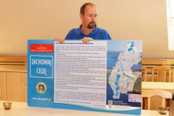 Dyrektor ZPK Mariusz Grzempa zaprezentował dużą tablicę, na której oprócz apelu zanjdują się informacje o przepisach obowiązujących na terenie parku i mapa.