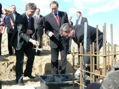 Akt erekcyjny wmurowali m.in. wojewoda Roman Zaborowski, wicemarszałek Mieczysław Struk i poseł Stanisław Lamczyk