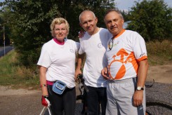 W oczekiwaniu na serwis rowerowy Lech Piasecki (po środku) chętnie pozował do zdjęć. Tu z Marią Kwiatkowską i Tomaszem Owczarskim.