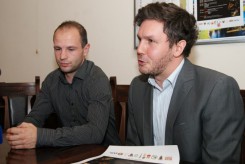 Od prawej założyciel Studia Grzegorz Szlanga i aktor Łukasz Sajnaj.