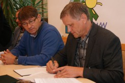 Umowę na rewitalizację centrum Ostrowitego podpisuje Andrzej Gliszczyński. 
