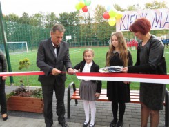Burmistrz Arseniusz Finster i dyrektor Gimnazjum nr 2 Marta Szczukowska dokonali uroczystego otwarcia boiska.