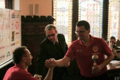 Pamiątkową statuetkę za działalność na rzecz drużyny odbiera Jacek Windorpski.