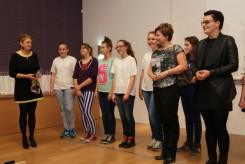 Bogna Klunder (na zdjęciu z lewej) dziękowała nauczycielkom i młodzieży z Nowej Cerkwi za przygotowanie komedii romantycznej.