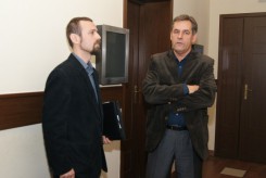 Radosław Sawicki i Arseniusz Finster w czasie przerwy dyskutowali na korytarzu.