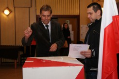 Arseniusz Finster głosował wczoraj o 15 w świetlicy przy ul. Jabłoniowej.