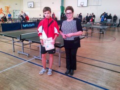 Adam Dudzicz - zwycięzca w kategorii gimnazjów oraz prezeska Ósemki Marzenna Osowicka (fot. M. Dudzicz).