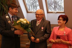 Wójt składa kwiaty na ręce jubilatów pp. Rosskom. 