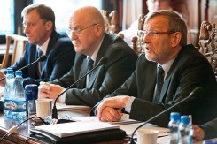 Andrzej Gąsiorowski (pierwszy z prawej) zgłosił wniosek o zdjęcie kontroli planów pracy i finansów samorządów osiedlowych