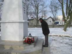 Arseniusz Finster składa kwiaty pod pomnikiem 'bohaterów ZSRR'.