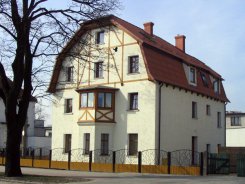 Chojniccy Baptyści zaskoczyli mieszkańców miasta, ratując z ruiny i adaptując na kaplicę, starą kamienicę przy ul. Gdańskiej 15