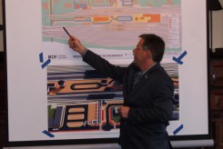 Burmistrz podczas spotkania w dn. 3 marca, kiedy mieszkańcy poznali ósmą z przygotowanych koncepcji zagospodarowania dworca. 