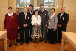 Na zdjęciu jubilaci w towarzystwie wójta Zbigniewa Szczepańskiego i zastępcy kierownika USC w Chojnicach Bożeny Stopy.