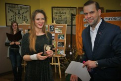 Nagroda specjalna powędrowała do Oliwii Galikowskiej. Na zdjęciu z dyrektorem Kamilem Trzebiatowskim. 