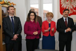 Na zdjęciu od lewej asystent posła Sellina, Dorota Arciszewska-Mielewczyk, Jolanta Szczypińska, Janusz Śniadek. 