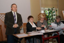 Od lewej nowy przewodniczący Mariusz Brunka, obok odchodząca z tej funkcji Krystyna Tuszkiewicz.