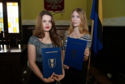 Na zdjęciu uczennice ZS Chojnice. Od lewej Monika Jakubek i Julia Czapiewska. 