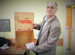 Bogdan Tyloch prezentuje urnę wyborczą.