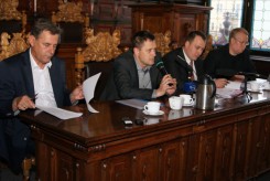 Od lewej: Arseniusz Finster i członkowie RN Artur Niewiarowski, Daniel Cieślak i Henryk Modrzejewski.