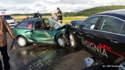 W Ciecholewach zderzyły się czołowo dwie osobówki.