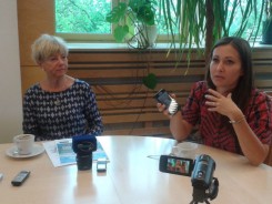 Najnowszą ofertą dla turystów zaprezentowały panie z LGR Morenka (od lewej) Grażyna Wera-Malatyńska i Anna Myślińska.