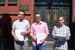 Na zdjęciu od lewej: Kamil Kaczmarek (PChS), Artur Eichenlaub (PO) i Jakub Adamczyk (partia Korwin).