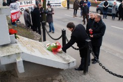 Wręczenie sztandaru nastąpi przy pomniku I Batalionu Strzelców. Na zdjęciu kwiaty składają delegacje w Dniu Pamięci Żołnierzy Wyklętych.