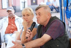 Na zdjęciu Leon Zbigniew Reszkowski zabiera głos podczas otwartej sesji obywatleskiej rady miasta. 